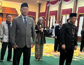 Sukadiono Terima Lencana Kehormatan Jer Basuki Mawa Beya dari Gubernur Jatim
