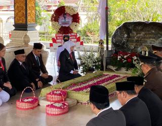 Peringati Hari Jadi ke-80 Jatim, Gubernur Khofifah Pimpin Ziarah di Makam Bung Karno Blitar