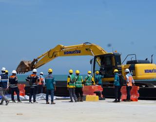 Pelindo Multi Terminal Resmi Layani Bongkar Muat Perdana di Pelabuhan Batang