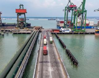 Terminal Teluk Lamong Layani Ekspor Multimoda Perdana