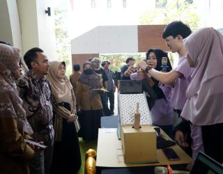 Kolaborasi UMSurabaya dan Singapore Polytechnic Dorong Efisiensi Produksi UMKM Surabaya