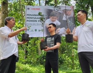 Kencana Group Hijaukan Lereng Welirang Dengan Menanam 1.000 Pohon