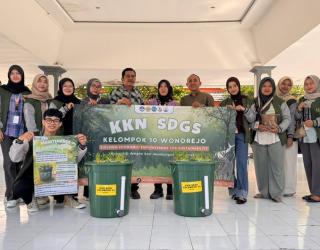 Manfaatkan Lahan Sempit Mahasiswa KKN Kelompok 10 Dorong Edukasi Lingkungan Melalui Program Budikdamber