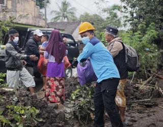 PLN Gerak Cepat Salurkan Bantuan Pasca Erupsi Gunung Semeru di Lumajang