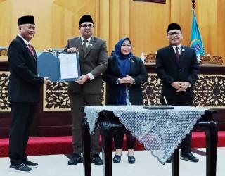 DPRD Surabaya Sampaikan Tiga Poin Raperda Inisiatif: Kampung Cerdas, Jaminan Sosial, dan Rusun Komersial
