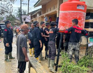 Polri Salurkan 627 Tandon Air Bersih untuk Warga Terdampak Bencana Sumatera