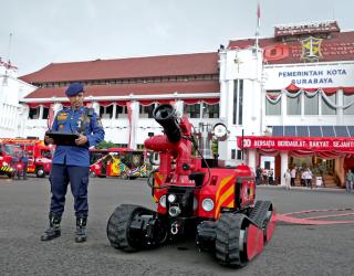 Robot Pemadam Kebakaran Hadir di Surabaya, Pemkot Perkuat Keselamatan Petugas