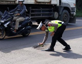 Polres Gresik Tandai Jalan Berlubang Untuk Keselamatan Pengendara