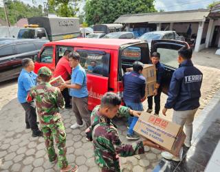 Telkomsel Salurkan Bantuan CSR untuk Korban Bencana Erupsi Gunung Semeru di Lumajang