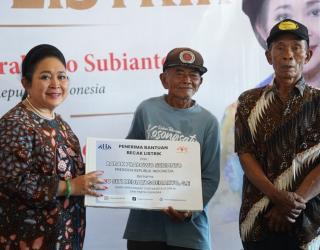 Presiden RI Kembali Beri Bantuan Becak Listrik. Respon Tukang Becak Begini