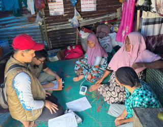 Relawan Umsura Terus Bergerak, Layani Kesehatan Pengungsi di Tamiang Aceh