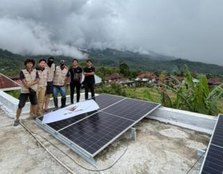 Unair  Pasang Instalasi Solar Panel di Wilayah Terdampak Malalak