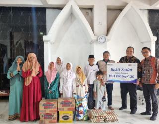 BRI Branch Office HR Muhammad Beri Bantuan pada Panti Asuhan Himmatun Ayat