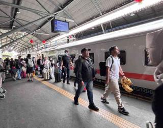 Lonjakan Penumpang Kereta Api Warnai Libur Panjang Isra Mikraj