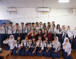Mahasiswa Universitas Ciputra Edukasi Siswa SMP Lab School Unesa 3 Untuk  Bijak dan Beretika di Dunia Digital