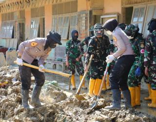Taruna Polri Bersihkan SDN 4 Kuala Simpang, Aceh Tamiang