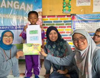 FEB Unair Beri Edukasi Literasi Keuangan Anak TK di Jombang, Begini Caranya
