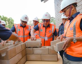 SIG Kirim 36.000 Bata Interlock Presisi Untuk Pembangunan Hunian Tetap di Padang Sumbar 