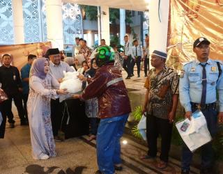 DPRD Jatim Bagikan 1.500 Paket Berbuka ke Masyarakat