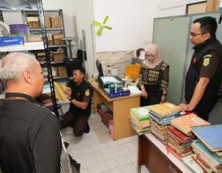 Ruang Direksi PD KBS Digeledah Tim Penyidik Kejati Jatim