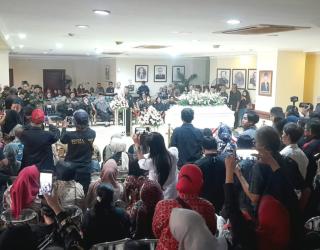 Gedung DPRD Surabaya Diselimuti Duka, Adi Sutarwijono Diantar ke Peristirahatan Terakhir