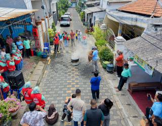 Bulan K3 Nasional 2026, Pelindo Marine Bekali Warga Kenjeran Pelatihan Pemadaman Api