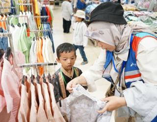 Pertamina Patra Niaga Ajak Anak Yatim Belanja Baju Lebaran Lewat Sebaran 5.0 di Surabaya