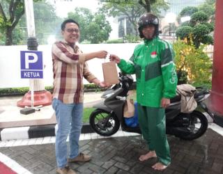 Judes Beri Ratusan Paket  Takjil Untuk Masyarakat  di Kawasan Yos Sudarso Surabaya ‎
