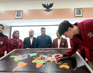 Umsura Suarakan Perdamaian Global Lewat Kuliah Tamu dan Aksi Simbolik