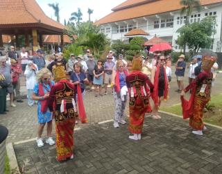 814 Wisatawan Kapal Pesiar Viking Venus Jelajahi Warisan Budaya Surabaya