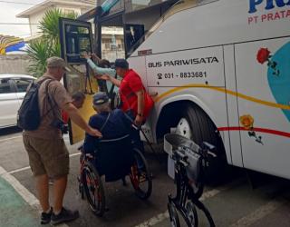 Pramuwisata Beroleh Rezeki Cerita Saat Dampingi Wisatawan Asing Disabilitas