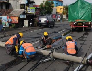 PLN Gerak Cepat Tangani Jaringan Listrik Tertimpa Reklame di Sidoarjo