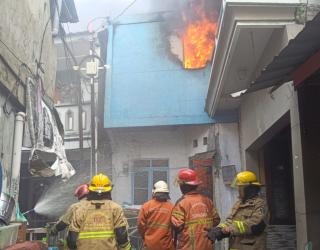 Gegara Charge HP, Rumah Warga Rembang Surabaya Terbakar