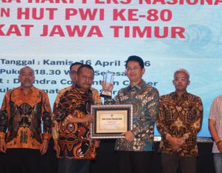 Sukses Lakukan Transformasi Perbankan, Dirut Bank Jatim Raih Penghargaan dari PWI Jatim