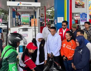 Pertamina & Gubernur Khofifah Pastikan Ketersediaan Suplai Energi, Beri BBM Gratis Bagi Komunitas Ojol di Malang
