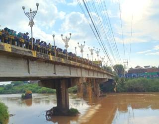 Hari Bumi : Pertamina Patra Niaga FT Madiun Tuang Eco-Enzyme di Sungai Bengawan Solo
