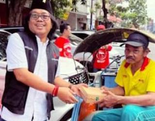 Dibantu Buleks’99 Ketua PDI P DPRD kota Surabaya Bagi-Bagi Nasi Kotak