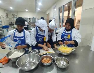 Didukung Bogasari, TEFA SMKN 3 Sukabumi Produksi Kue Kering 3.124 Toples