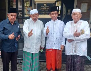 IMAM UTOMO : 83 TAHUN. H.Imam Utomo Gubernur Jawa Timur Bersama Empat Presiden