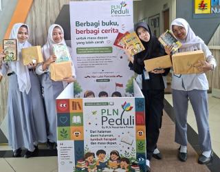 PLN NP UP Brantas Donasikan 542 Buku untuk Pustaka Semesta MIBA Sengguruh