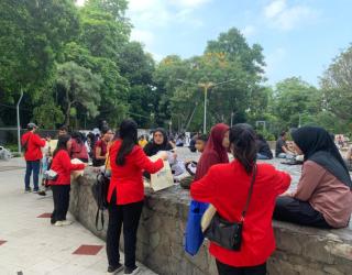 Mahasiswa Universitas Widya Kartika Kampanyekan Gerakan No Plastic 