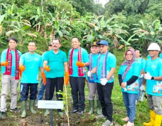 Peringati Hari Lingkungan Hidup Sedunia, Pelindo Petikemas Ambon Tanam 2.500 Pohon Produktif di Tawiri