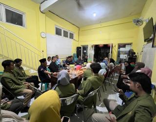 Dorong Perekonomian Warga Mahasiswa KKNT UPN Vetaran Jatim Kenalkan Wadah Sampah Ramah Lingkungan