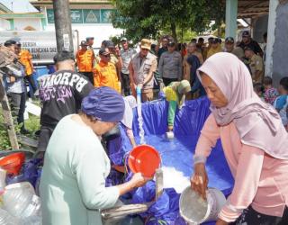 Pemkab Lamongan Salurkan Air Bersih ke Desa Terdampak Kekeringan