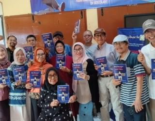 Alumni Stikosa AWS Kapasari Buktikan Menulis Tak Mengenal Pensiun. Ini Buktinya