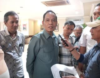 Soal  Kenaikan Banpol Saat Efisiensi Anggaran Daerah. Ini Jawaban Ketua DPRD Surabaya