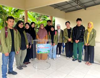 Warga Semolowaru Sambut Antusis Inovasi Alat Sampah Karya Mahasiswa UPN Veteran Jatim