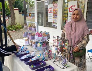 Selain Perkuat Produk UMKM Semolowaru. Tim KKNT UPN Veteran Jatim Beri Pelatihan Strategi Pemesaran