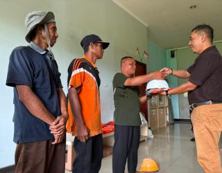 Wujudkan "Zero Accident", TPK Bagendang Edukasi Bahaya Blind Spot dan Salurkan APD untuk Pekerja Pelabuhan