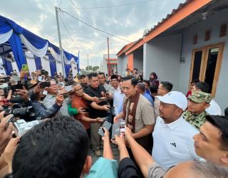AHY Serahkan 166 Unit Rumah Layak Huni di Gresik  ‎  ‎